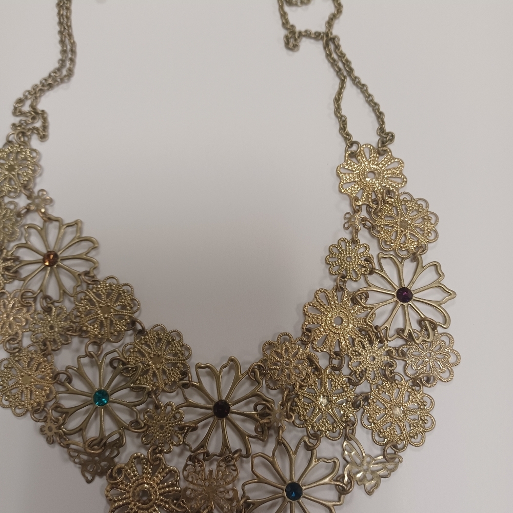 Silvertone Statement Vintage BiB Floral Motif Necklace 19 Inches